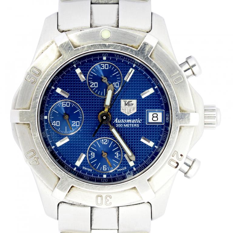 A TAG HEUER STAINLESS STEEL SELF WINDING CHRONOGRAPH, THE BLUE DIAL WITH DATE AND THREE SUBSIDIARY