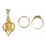 A 9CT GOLD KNOT PENDANT, A 9CT GOLD WEDDING RING AND A DIAMOND RING IN GOLD, 6.6G GROSS