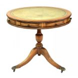 A REPRODUCTION MAHOGANY DRUM TABLE WITH GREEN LEATHER TOP AND BRASS PAW FEET, 76CM W