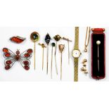 A QUANTITY OF VICTORIAN AND EARLY 20TH CENTURY GEM SET AND OTHER GOLD STICK PINS, AN AMBER SET