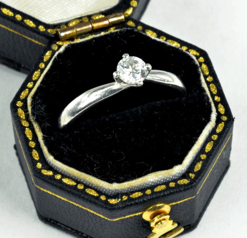 A DIAMOND SOLITAIRE RING, IN 18CT WHITE GOLD, 3.4G GROSS, SOLD WITH ANCHOR CERT: ROUND BRILLIANT CUT