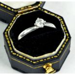 A DIAMOND SOLITAIRE RING, IN 18CT WHITE GOLD, 3.4G GROSS, SOLD WITH ANCHOR CERT: ROUND BRILLIANT CUT