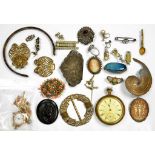 MISCELLANEOUS VINTAGE COSTUME JEWELLERY, INCLUDING A SILVER BROOCH SET WITH A TURQUOISE GLAZED ASTRA
