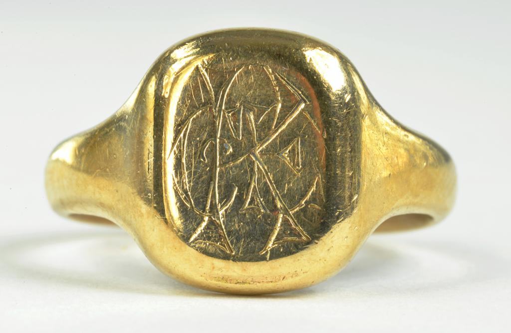 A 9CT GOLD SIGNET RING, 8.8G