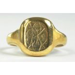 A 9CT GOLD SIGNET RING, 8.8G