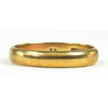 A 9CT GOLD WEDDING RING, 2.9G