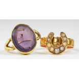 A VICTORIAN 15CT GOLD RING, SET WITH A SPLIT PEARL HORSESHOE AND AN EARLY 20TH CENTURY AMETHYST