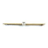 A DIAMOND BAR BROOCH WITH SQUARE SET CUSHION SHAPED DIAMOND, IN GOLD, 3.1G GROSS