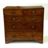A MAHOGANY CHEST OF DRAWERS WITH BRASS HANDLES, 102CM W