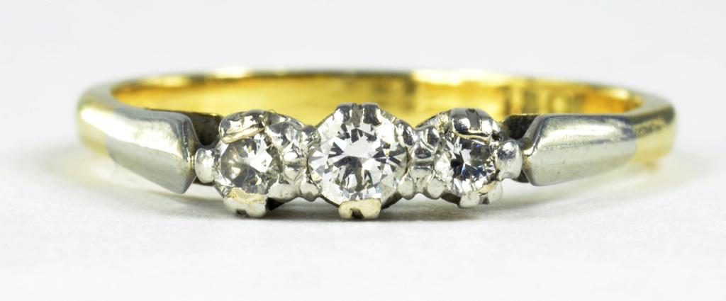 A DIAMOND THREE STONE RING, IN GOLD, MARKED 18CT