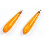 A PAIR OF AMBER TEAR SHAPED EARRINGS, GOLD MOUNTED, 3.1G