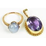 A STAR SAPPHIRE RING, IN GOLD AND AN AMETHYST SET OVAL GOLD PENDANT, 10.4G GROSS