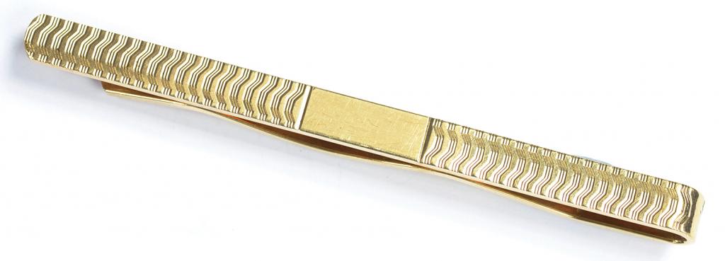 A 9CT GOLD TIE CLIP, ENGINE TURNED, 7.7G