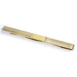 A 9CT GOLD TIE CLIP, ENGINE TURNED, 7.7G