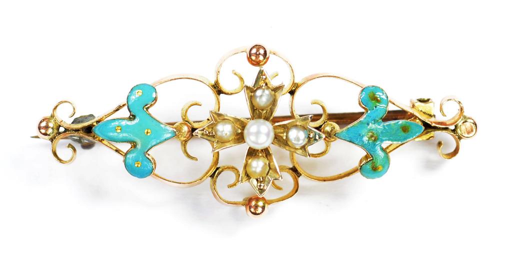 A SPLIT PEARL AND GOLD AND TURQUOISE ENAMEL OPENWORK BAR BROOCH, MARKED 9CT, CIRCA 1905, 2.9G GROSS