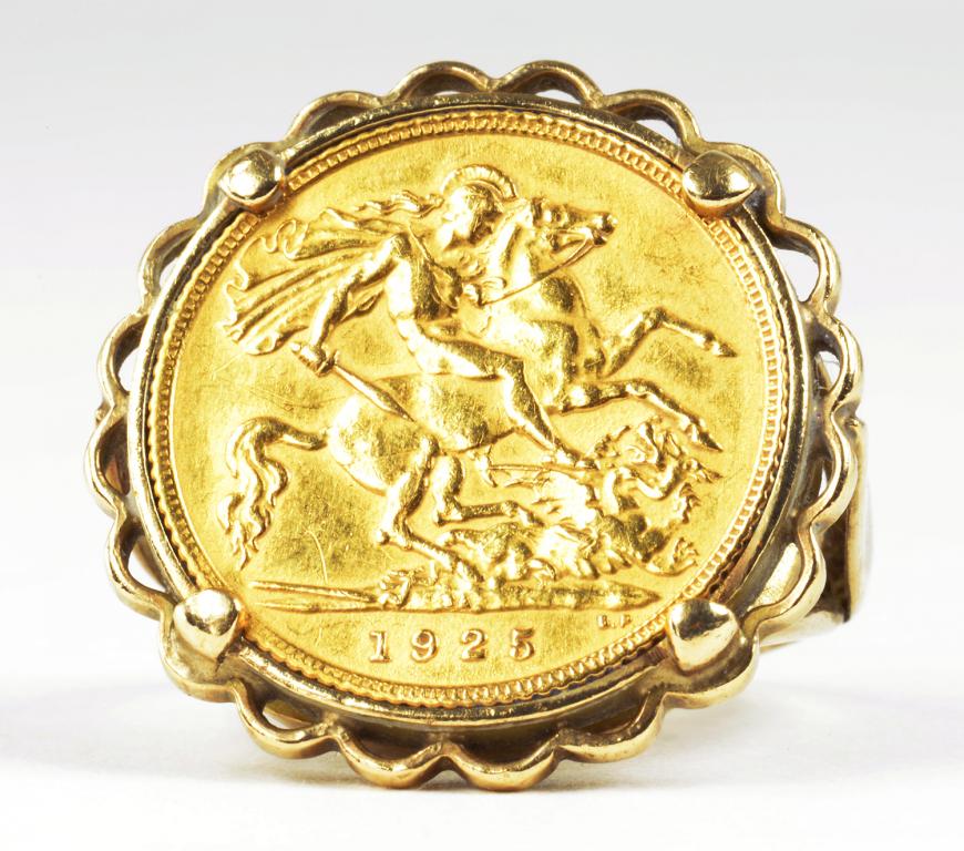 GOLD COIN. HALF SOVEREIGN 1925, MOUNTED IN A GOLD RING, MARKED 9CT, 8.9G