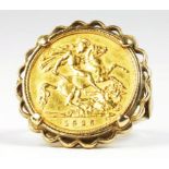 GOLD COIN. HALF SOVEREIGN 1925, MOUNTED IN A GOLD RING, MARKED 9CT, 8.9G