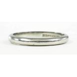 A PLATINUM WEDDING RING, 3G