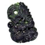 A CHINESE CARVED NEPHRITE DRAGON PENDANT, 4.5CM H