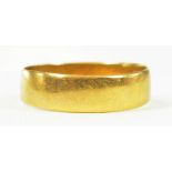 A 22CT GOLD WEDDING RING, 3.3G
