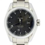 AN OMEGA STAINLESS STEEL QUARTZ SEAMASTER WRISTWATCH, THE BLACK DIAL WITH DATE, MAKER'S BRACELET AND