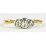 A DIAMOND THREE STONE RING, ILLUSION SET IN GOLD, MARKED 18CT PLAT, 1.9G GROSS