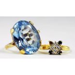 A BLUE STONE RING IN GOLD AND AN EMERALD AND DIAMOND CLUSTER RING IN GOLD, MARKED 18CT, 11G GROSS