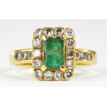 AN EMERALD AND DIAMOND RECTANGULAR CLUSTER RING WITH DIAMOND SHOULDERS, IN GOLD, MARKED 18K, 4.3G