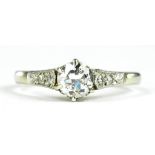 A DIAMOND SOLITAIRE RING WITH DIAMOND SHOULDERS, IN WHITE GOLD, MARKED 18CT PLAT, 1.9G GROSS
