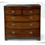 A MAHOGANY BOW FRONT CHEST OF DRAWERS WITH BRASS HANDLES, 101CM W