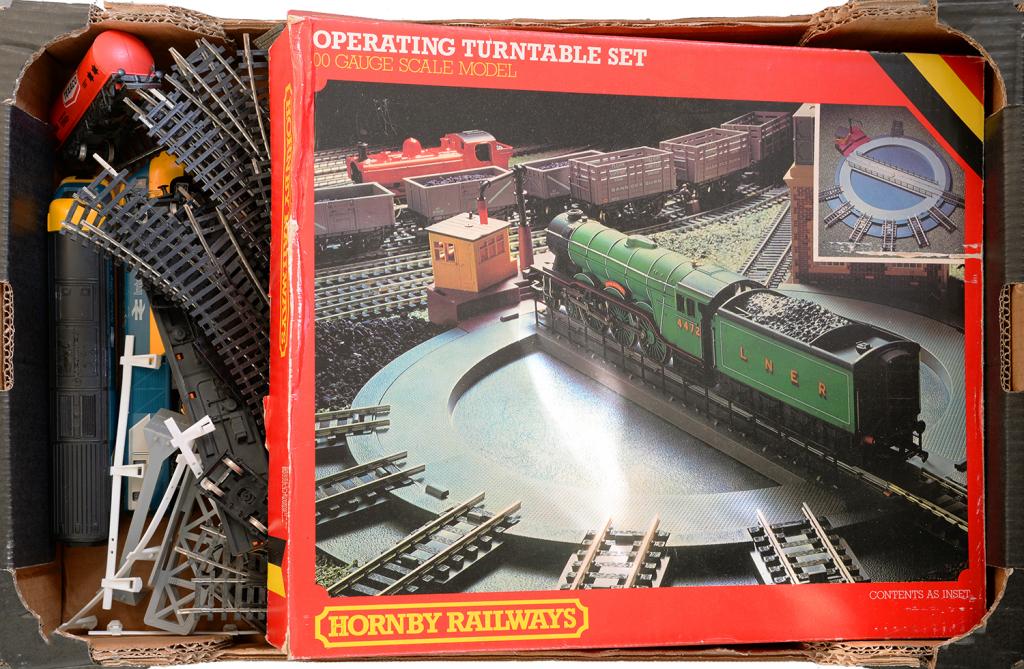 A HORNBY RAILWAYS R410 TURNTABLE, BOXED, TWO LOCOMOTIVES AND VARIOUS ACCESSORIES