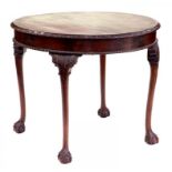 A CHIPPENDALE STYLE CARVED MAHOGANY ROUND TABLE, 91CM DIAM