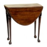 A SMALL MAHOGANY PENBROKE TABLE ON CLAW AND BALL FEET, 68CM H