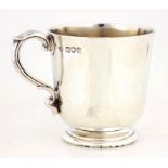 AN EDWARD VII SILVER CHRISTENING MUG OF HEAVY GAUGE, 7.5CM H, LONDON 1904, 6OZS