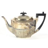 AN EDWARD VII SILVER OVAL TEAPOT, 16CM H, SHEFFIELD 1904, 18OZS 10DWTS GROSS