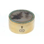 A SILVER GILT AND HARDSTONE SNUFF BOX, PLAIN OVAL THE LID INSET WITH MOSS AGATE, 5CM W, EARLY 20TH