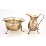 AN EDWARD VII SILVER CREAM JUG AND SUGAR BOWL EN SUITE, ON THREE FEET, BOWL 10.5CM DIAM,