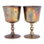 A PAIR OF ELIZABETH II SILVER WINE CUPS IN ENGLISH EARLY 17TH CENTURY STYLE, 13CM H, SHEFFIELD 1977,