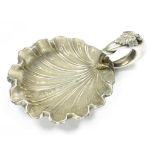 A VICTORIAN SILVER SHELL SHAPED CADDY SPOON, BY GEORGE UNITE, BIRMINGHAM 1875, 8DWTS