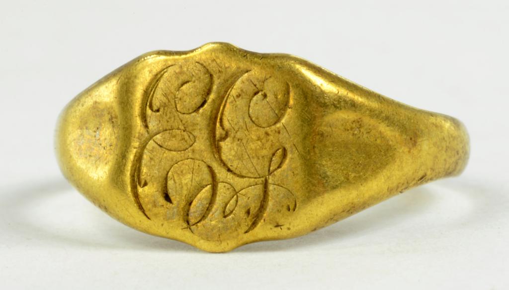 AN 18CT GOLD SIGNET RING, 2.6G