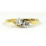 A DIAMOND TWO STONE CROSSOVER RING IN GOLD, MARKED 18CT PLAT, 2G GROSS