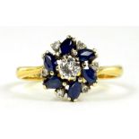 A SAPPHIRE AND DIAMOND CLUSTER RING IN GOLD, MARKED 18CT, 2.7G GROSS