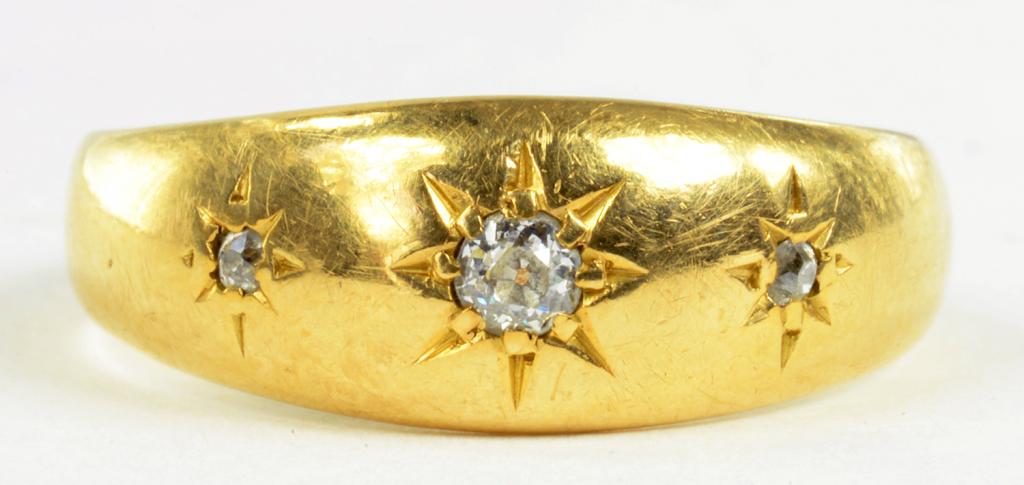 A VICTORIAN DIAMOND THREE STONE GYPSY SET RING IN 18CT GOLD, BIRMINGHAM 1898, 5G