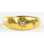 A VICTORIAN DIAMOND THREE STONE GYPSY SET RING IN 18CT GOLD, BIRMINGHAM 1898, 5G