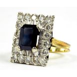 A SAPPHIRE AND DIAMOND RECTANGULAR CLUSTER RING IN 18CT GOLD, 7.6G GROSS