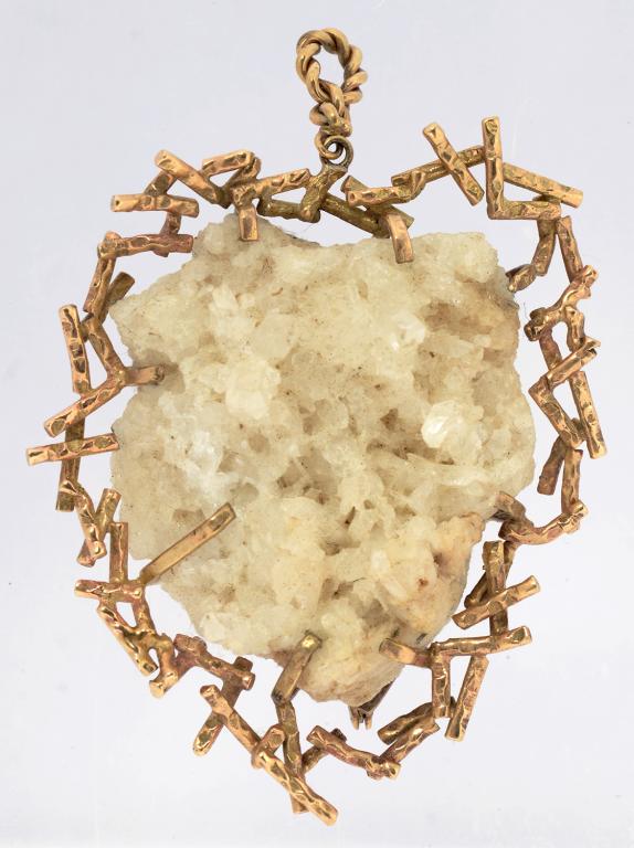 A MODERNIST QUARTZ CRYSTAL AND 9CT GOLD BARK TEXTURED BROOCH-PENDANT, INDISTINCT MAKER'S MARK,