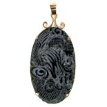 AN OVAL CARVED NEPHRITE SET 9CT GOLD PENDANT, 15.7G GROSS