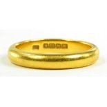 A 22CT GOLD WEDDING RING, 6G