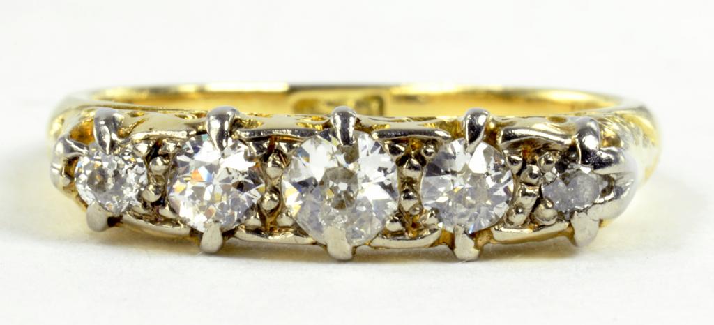 A DIAMOND FIVE STONE RING WITH OLD CUT DIAMONDS IN GOLD, MARKED 18CT, 3.6G GROSS