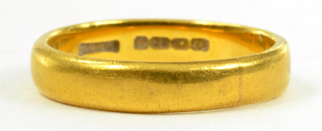 A 22CT GOLD WEDDING RING, 4.1G